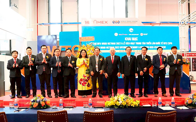 Đại biểu tham dự chụp h&amp;igrave;nh lưu niệm tại sự kiện