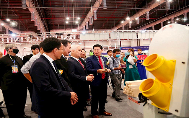 Nhiều m&amp;aacute;y m&amp;oacute;c hiện đại được trưg b&amp;agrave;y tại Hội chợ M&amp;aacute;y v&amp;agrave; Nguy&amp;ecirc;n liệu gỗ Quốc tế B&amp;igrave;nh Dương &amp;ndash; BIFA WOOD VIETNAM 2022