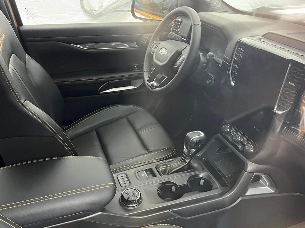 B&amp;ecirc;n trong  nội thất của Ford Ranger 2023