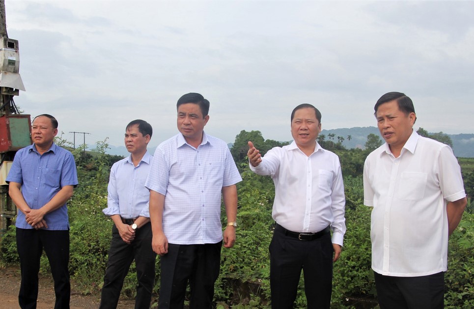 Đồng ch&amp;iacute; Nguyễn Phi Long, Ủy vi&amp;ecirc;n dự khuyết BCH T.Ư Đảng, B&amp;iacute; thư Tỉnh ủy kiểm tra t&amp;igrave;nh h&amp;igrave;nh sản xuất c&amp;acirc;y c&amp;oacute; m&amp;uacute;i ở x&amp;atilde; Hợp Phong (Cao Phong).