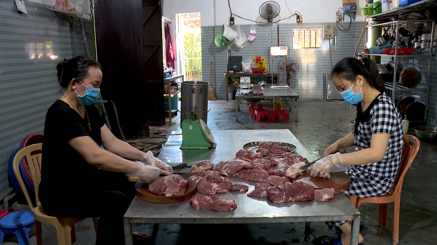 C&amp;ocirc;ng đoạn chọn những miếng thịt vừa ngon vừa đảm bảo vệ sinh an to&amp;agrave;n thực phẩm