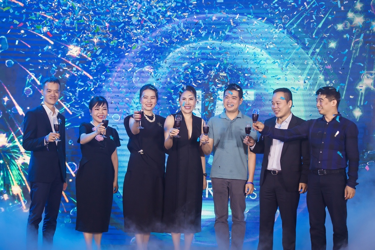 Đ&amp;ecirc;m tiệc Gala ch&amp;iacute;nh l&amp;agrave; cơ hội để Sharp Việt Nam kết nối v&amp;agrave; gặp gỡ qu&amp;yacute; kh&amp;aacute;ch h&amp;agrave;ng đ&amp;atilde; đồng h&amp;agrave;nh c&amp;ugrave;ng c&amp;ocirc;ng ty trong suốt thời gian qua, c&amp;ugrave;ng nhau nh&amp;igrave;n lại những th&amp;agrave;nh tựu đạt được v&amp;agrave; tiếp tục mở ra nhiều bước tiến đột ph&amp;aacute; trong tương lai. Qua đ&amp;oacute;, c&amp;ocirc;ng ty cam kết về chiến lược kinh doanh - đầu tư l&amp;acirc;u d&amp;agrave;i v&amp;agrave; ph&amp;aacute;t triển đồng thịnh vượng c&amp;ugrave;ng Việt Nam.