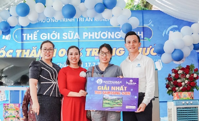 B&amp;agrave; Nguyễn Thị Loan (Người mặc &amp;aacute;o d&amp;agrave;i đỏ)- Thế giới Sữa non Natrumax Phương Anh c&amp;ugrave;ng l&amp;atilde;nh đạo Natrumax Việt Nam trao giải Nhất cho kh&amp;aacute;ch h&amp;agrave;ng bốc thăm tr&amp;uacute;ng thưởng.