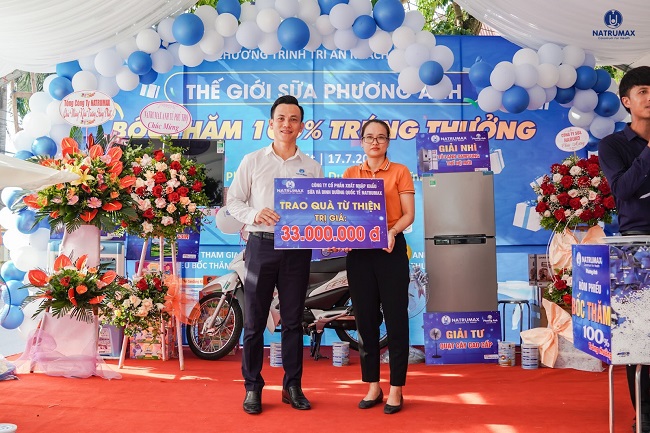 &amp;Ocirc;ng Nguyễn B&amp;aacute; H&amp;agrave; - Đại diện Natrumax trao c&amp;aacute;c phần qu&amp;agrave; cho c&amp;aacute;c gia đ&amp;igrave;nh v&amp;agrave;  c&amp;aacute;c em học sinh c&amp;oacute; ho&amp;agrave;n cảnh đặc biệt kh&amp;oacute; khăn tại địa phương