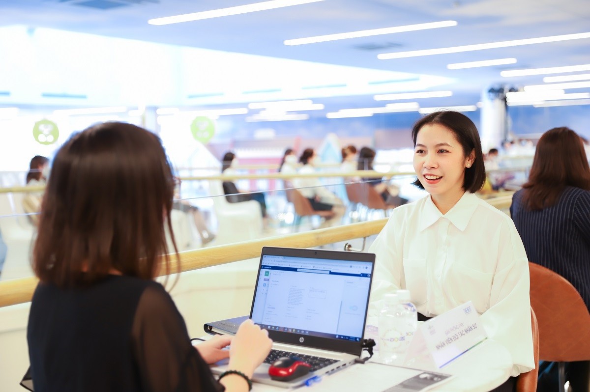 Phỏng vấn trực tiếp tại những ng&amp;agrave;y hội tuyển dụng của NovaGroup.