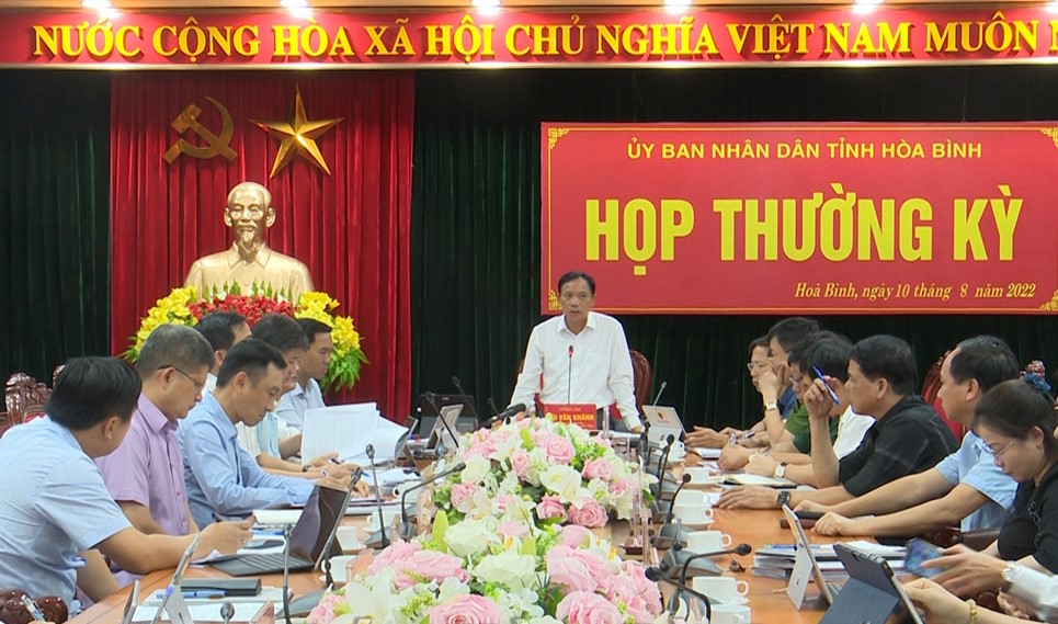 Chủ tịch UBND tỉnh H&amp;ograve;a B&amp;igrave;nh B&amp;ugrave;i Văn Kh&amp;aacute;nh kết luận cuộc họp.