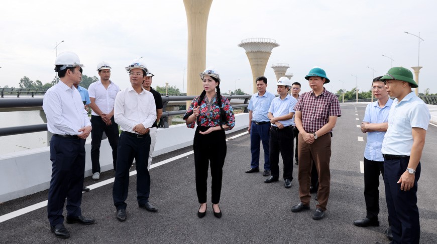 B&amp;iacute; thư tỉnh ủy Vĩnh Ph&amp;uacute;c Ho&amp;agrave;ng Thị Th&amp;uacute;y Lan kiểm tra tiến độ dự &amp;aacute;n cầu Đầm Vạc h&amp;ocirc;m 10/8. Ảnh: vinhphuc.gov.vn/