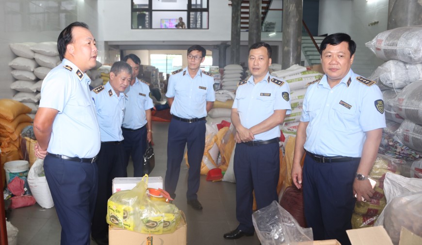 Đo&amp;agrave;n c&amp;ocirc;ng t&amp;aacute;c QLTT kiểm tra h&amp;agrave;ng h&amp;oacute;a tại thị trấn Thổ Tang - huyện Vĩnh Tường - Vĩnh Ph&amp;uacute;c