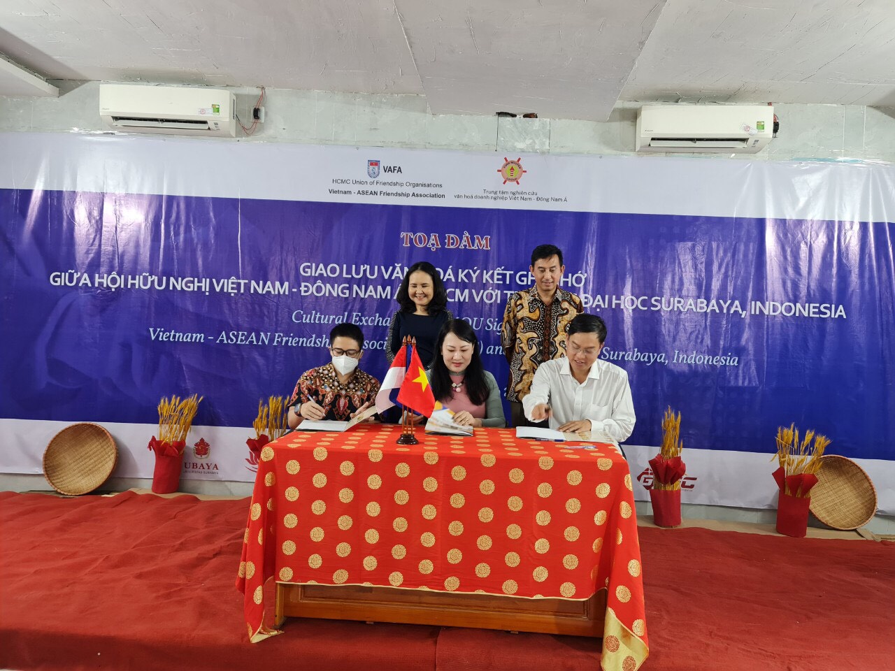 Lễ k&amp;yacute; kết Bản ghi nhớ giữa Trường Đại học Surabaya với Hội hữu nghị v&amp;agrave; c&amp;aacute;c đối t&amp;aacute;c của Hội tiếp nhận sinh vi&amp;ecirc;n Indonesia thực tập tại Việt Nam hiện thực h&amp;oacute;a cộng đồng ASEAN.