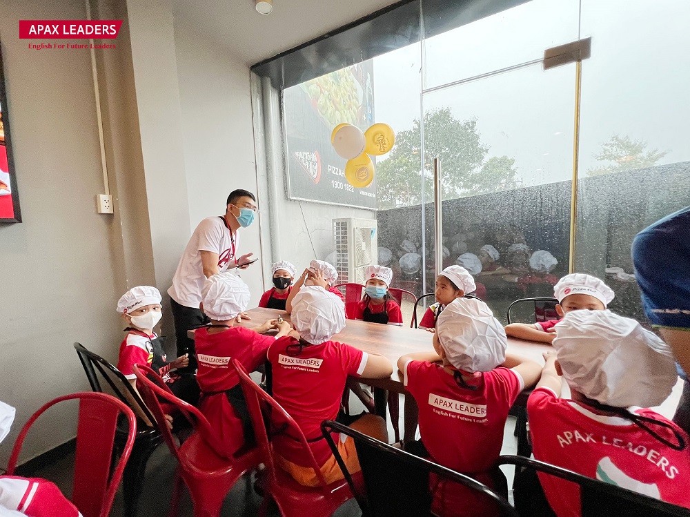 Một lớp l&amp;agrave;m b&amp;aacute;nh pizza tại Apax Summer Camp.