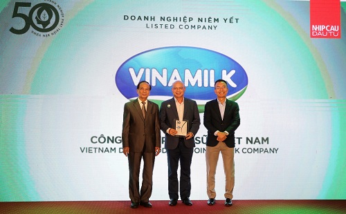 &amp;Ocirc;ng Trịnh Quốc Dũng, Gi&amp;aacute;m đốc Điều h&amp;agrave;nh Vinamilk (Khối Ph&amp;aacute;t triển v&amp;ugrave;ng nguy&amp;ecirc;n liệu) đại diện nhận giải thưởng Top 50 CSA