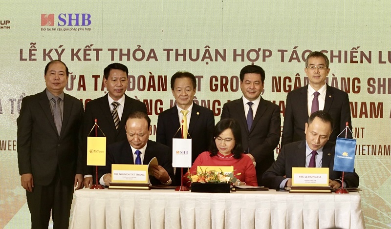 Đại diện l&amp;atilde;nh đạo Tập đo&amp;agrave;n T&amp;amp;T Group, Ng&amp;acirc;n h&amp;agrave;ng SHB v&amp;agrave; Vietnam Airlines k&amp;yacute; thỏa thuận hợp t&amp;aacute;c chiến lược.