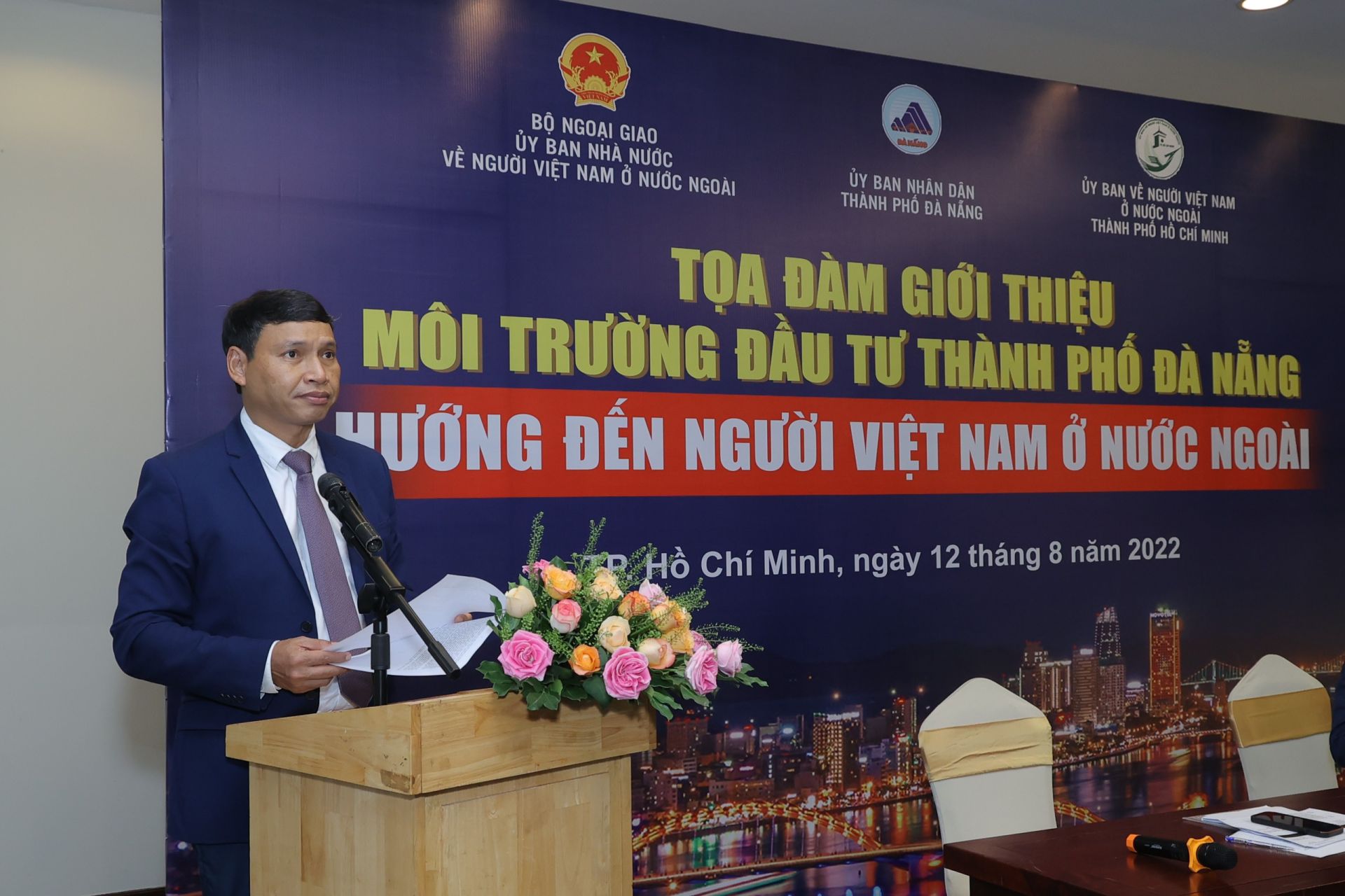 &amp;Ocirc;ng Hồ Kỳ Minh - Ph&amp;oacute; Chủ tịch Thường trực UBND TP. Đ&amp;agrave; Nẵng, giới thiệu đến c&amp;aacute;c doanh nghiệp kiều b&amp;agrave;o về c&amp;aacute;c lĩnh vực thu h&amp;uacute;t đầu tư, ch&amp;iacute;nh s&amp;aacute;ch ưu đ&amp;atilde;i đầu tư v&amp;agrave; c&amp;aacute;c dự &amp;aacute;n trọng điểm k&amp;ecirc;u gọi đầu tư của TP. Đ&amp;agrave; Nẵng tại tọa đ&amp;agrave;m