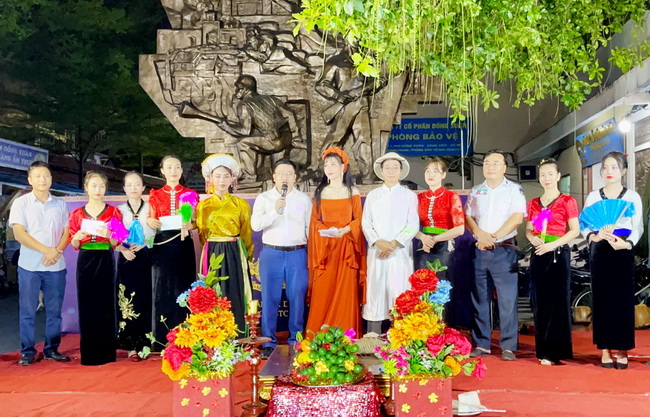 Nguyễn Văn Trung, Gi&amp;aacute;m đốc kinh doanh của nh&amp;agrave; m&amp;aacute;y Thanh Hằng Milk ph&amp;aacute;t biểu tại s&amp;acirc;n khấu