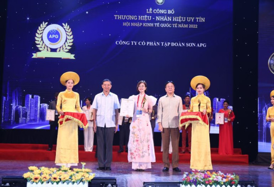 Nano8* nhận giải thưởng “Top 10 Thương hiệu- Nhãn hiệu uy tín hội nhập kinh tế quốc tế 2022”