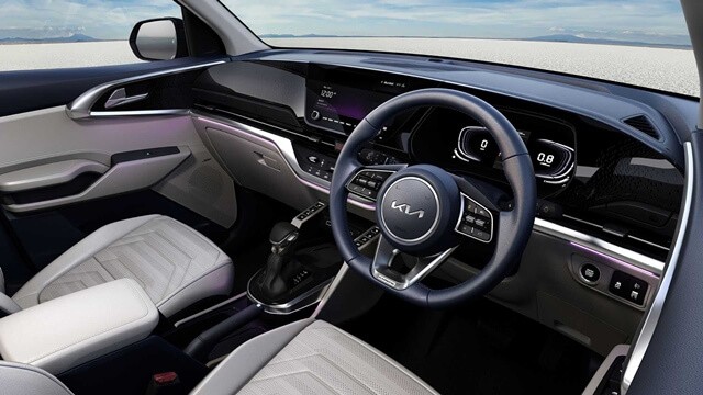 Kia Carens 2022 sở hữu khoang cabin rộng r&amp;atilde;i v&amp;agrave; tiện dụng hơn.