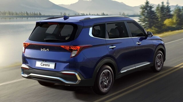 Kia Carens được trang bị 2 t&amp;ugrave;y chọn động cơ gồm: động cơ xăng 4 xy lanh, dung t&amp;iacute;ch 1.5L h&amp;uacute;t kh&amp;iacute; tự nhi&amp;ecirc;n
