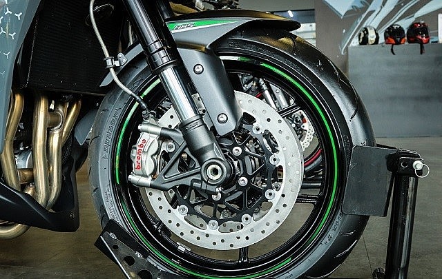 Kawasaki Z1000 2022 l&amp;agrave; hệ thống phanh đĩa k&amp;eacute;p trước