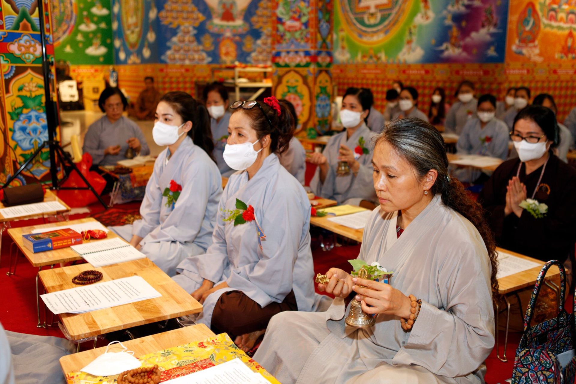 Đại ch&amp;uacute;ng dự lễ với những b&amp;ocirc;ng hồng c&amp;agrave;i &amp;aacute;o gợi mu&amp;ocirc;n v&amp;agrave;n cảm x&amp;uacute;c của sự biết ơn v&amp;agrave; th&amp;agrave;nh k&amp;iacute;nh hướng về đấng sinh th&amp;agrave;nh