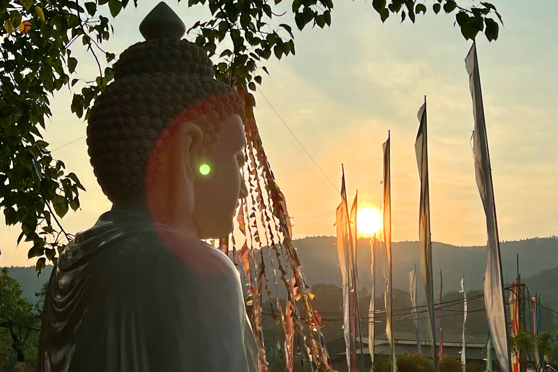 H&amp;agrave;ng ngh&amp;igrave;n l&amp;aacute; cờ Phật gi&amp;aacute;o, cờ cầu nguyện Lungta gửi gắm bao ước nguyện nh&amp;acirc;n sinh