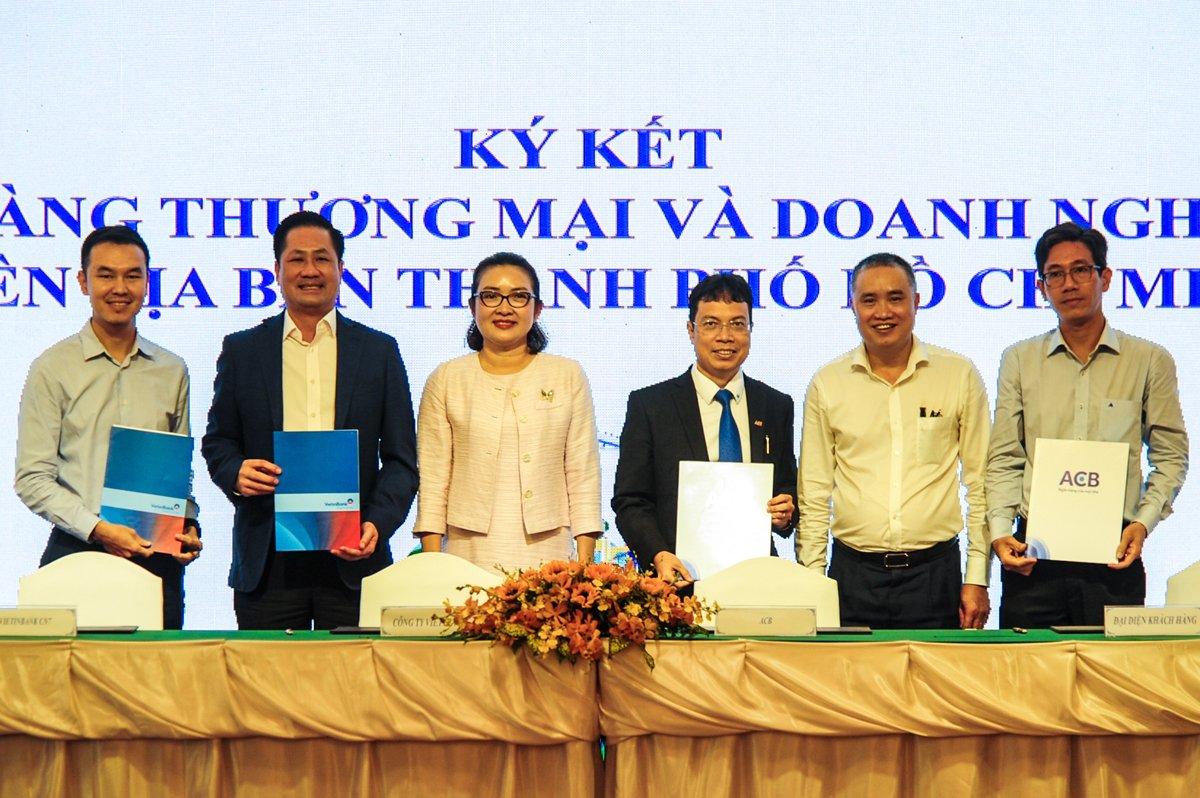 Trong khu&amp;ocirc;n khổ hội nghị, 10 ng&amp;acirc;n h&amp;agrave;ng thương mại cũng đ&amp;atilde; k&amp;iacute; kết hỗ trợ vốn với l&amp;atilde;i suất 2% cho 10 doanh nghiệp du lịch tr&amp;ecirc;n địa b&amp;agrave;n TP Hồ Ch&amp;iacute; Minh, với tổng số tiền 635 tỷ đồng.