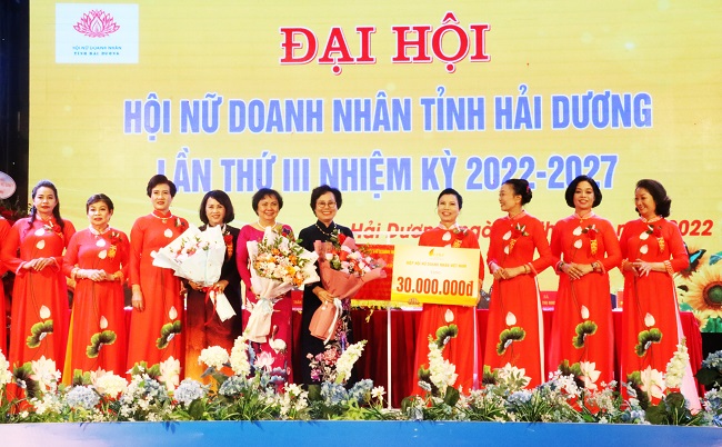 B&amp;agrave; Nguyễn Thị Bảo Hiền &amp;ndash; PCT thường trực Hội Nữ doanh nh&amp;acirc;n Việt Nam tặng cờ cho Hội Nữ doanh nh&amp;acirc;n tỉnh Hải Dương đ&amp;atilde; c&amp;oacute; th&amp;agrave;nh t&amp;iacute;ch Xuất sắc trong c&amp;ocirc;ng t&amp;aacute;c Hội giai đoạn 2017 - 2022 v&amp;agrave; ủng hộ Đại hội với số tiền l&amp;agrave; 30 triệu đồng.