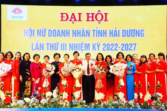 Ban chấp h&amp;agrave;nh Hội nữ doanh nh&amp;acirc;n tỉnh Hải Dương nhiệm kỳ 2022-2027 ra mắt đại hội v&amp;agrave; chụp ảnh c&amp;ugrave;ng c&amp;aacute;c đại biểu tham dự Đại hội