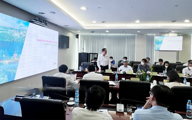 Đại diện Tổng C&amp;ocirc;ng ty Becamex IDC b&amp;aacute;o c&amp;aacute;o Đề &amp;aacute;n đầu tư x&amp;acirc;y dựng đường V&amp;agrave;nh đai 4