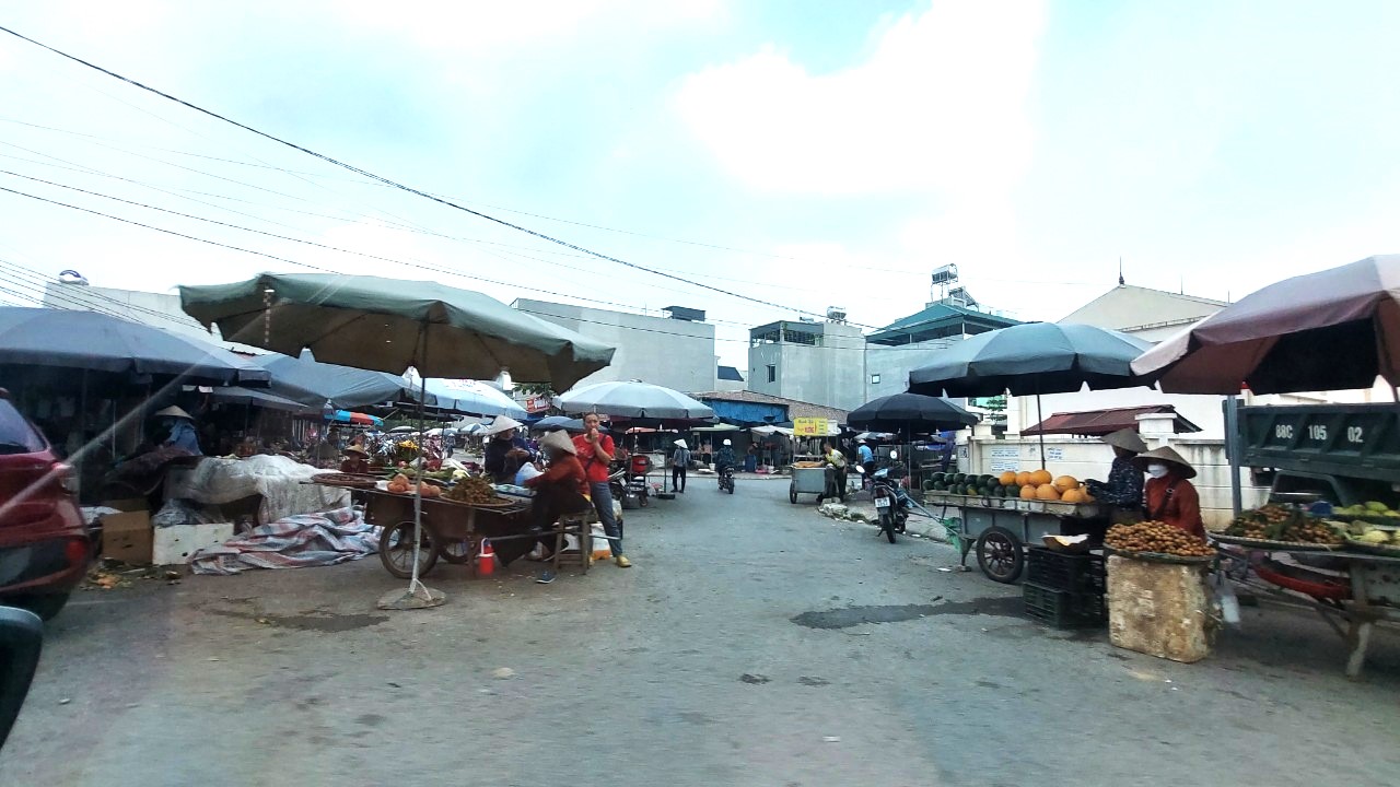 Tấp nập buôn bán tại khu đất dịch vụ kế bên chợ Định Trung. Ảnh: Mai Hoàng. Tấp nập buôn bán tại khu đất dịch vụ kế bên chợ Định Trung. Ảnh: Mai Hoàng.