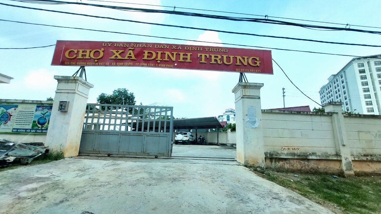 Chợ Định Trung trị giá hơn 12 tỷ đồng vừa được đưa vào sử dụng nhưng tiểu thương không mặn mà. Ảnh: Mai Hoàng. Chợ Định Trung trị giá hơn 12 tỷ đồng vừa được đưa vào sử dụng nhưng tiểu thương không mặn mà. Ảnh: Mai Hoàng.