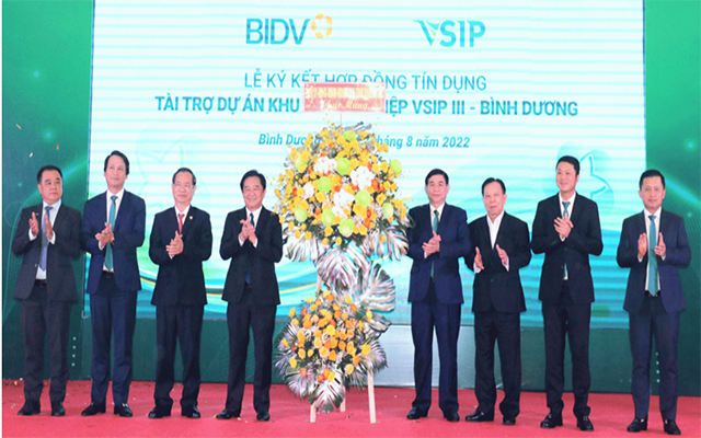 L&amp;atilde;nh đạo tỉnh, BIDV, Tổng C&amp;ocirc;ng ty Becamex IDC&amp;hellip; ch&amp;uacute;c mừng C&amp;ocirc;ng ty Li&amp;ecirc;n doanh TNHH KCN VSIP v&amp;agrave; BIDV k&amp;yacute; kết hợp đồng t&amp;iacute;n dụng t&amp;agrave;i trợ Dự &amp;aacute;n đầu tư x&amp;acirc;y dựng KCN VSIP III tại B&amp;igrave;nh Dương