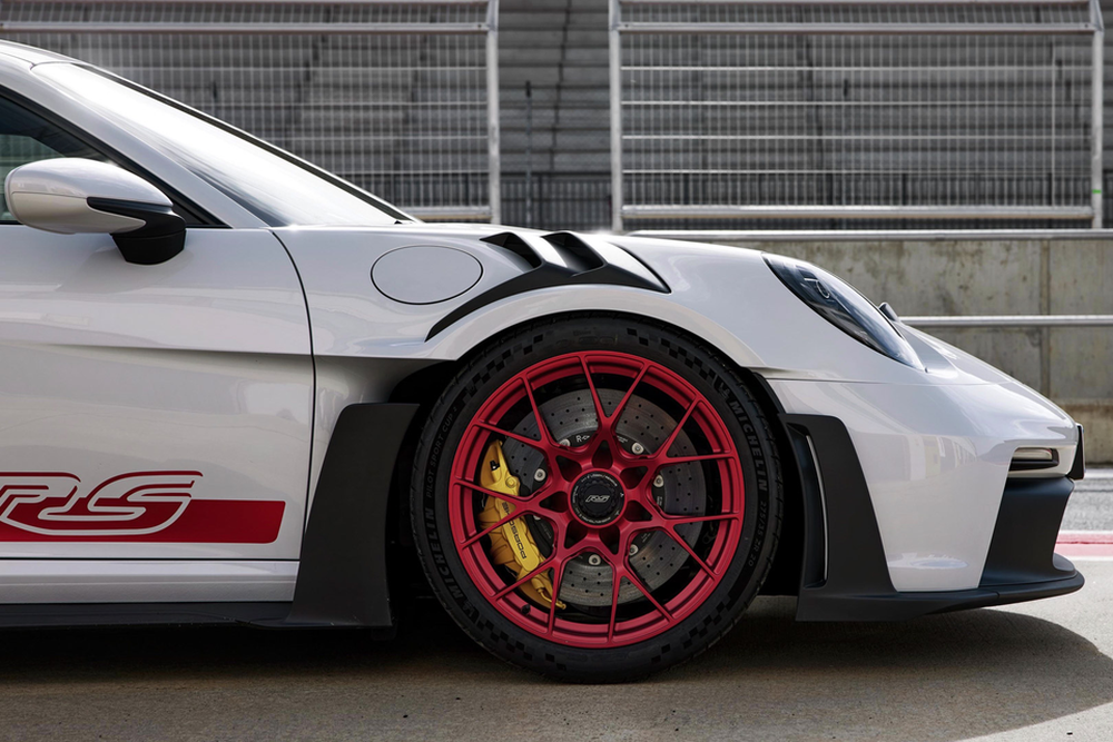 Porsche 911 GT3 RS sở hữu ngoại h&amp;igrave;nh thể thao hơn với bộ tem đua đặc biệt với phối m&amp;agrave;u tương phản m&amp;agrave;u ngoại thất.