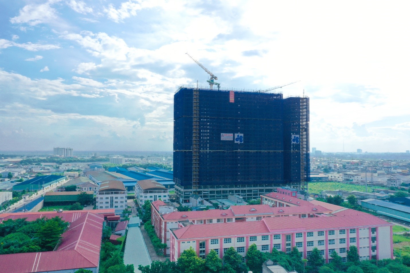 To&amp;agrave;n bộ phần th&amp;ocirc; của Legacy Prime đ&amp;atilde; ho&amp;agrave;n thiện, đang triển khai chi tiết nội thất v&amp;agrave; cảnh quan