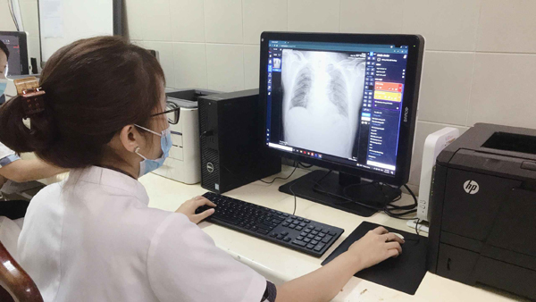 B&amp;aacute;c sĩ tại Bệnh viện Trung Ương Huế sử dụng DrAid&amp;trade; của VinBrain