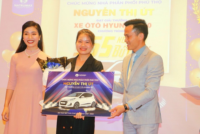 &amp;Ocirc;ng Nguyễn B&amp;aacute; H&amp;agrave; - Ph&amp;oacute; chủ tịch Natrumax v&amp;agrave; b&amp;agrave; Nguyễn Mai-Tổng Gi&amp;aacute;m đốc Natrumax Việt Nam trao thưởng cho đối t&amp;aacute;c xuất sắc tại thị trường Ph&amp;uacute; Thọ