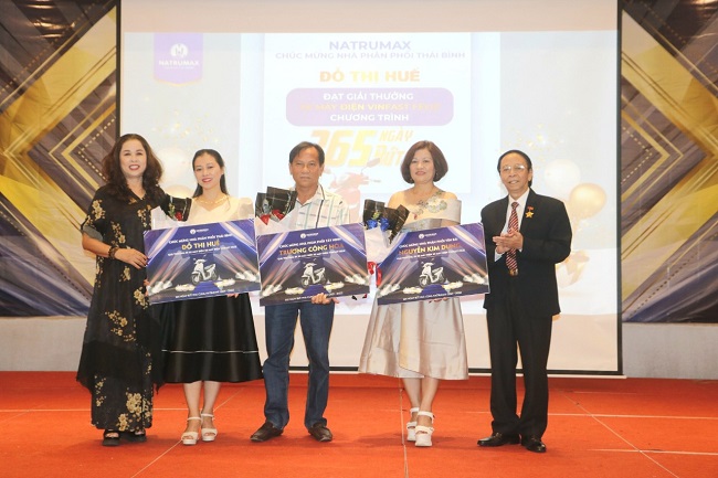 &amp;Ocirc;ng Phạm Anh B&amp;iacute;nh - Cố vấn dinh dưỡng cấp cao v&amp;agrave; b&amp;agrave; Phan Thị Thanh H&amp;agrave; - Gi&amp;aacute;m đốc nghi&amp;ecirc;n cứu v&amp;agrave; ph&amp;aacute;t triển sản phẩm Natrumax trao thưởng cho đối t&amp;aacute;c xuất sắc tại thị trường Y&amp;ecirc;n B&amp;aacute;i, Th&amp;aacute;i B&amp;igrave;nh v&amp;agrave; T&amp;acirc;y Ninh