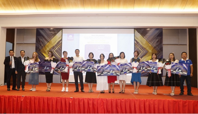 &amp;Ocirc;ng Nguyễn Đăng Khoa - GĐ chiến lược Natrumax miền Nam v&amp;agrave; &amp;ocirc;ng Dương Đức Nhật- Gi&amp;aacute;m s&amp;aacute;t kinh doanh khu vực H&amp;agrave; Tĩnh trao thưởng c&amp;aacute;c cho NPP ti&amp;ecirc;u biểu tại c&amp;aacute;c thị trường tr&amp;ecirc;n to&amp;agrave;n quốc