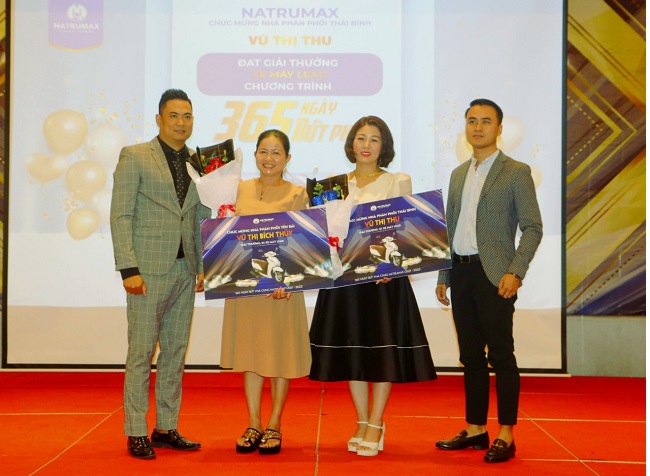 &amp;Ocirc;ng Do&amp;atilde;n Ngọc vinh - Cố vấn chiến lược v&amp;agrave; &amp;ocirc;ng L&amp;ecirc; B&amp;aacute; Tứ - PTGĐ kinh doanh miền Nam Natrumax trao thưởng cho c&amp;aacute;c NPP ti&amp;ecirc;u biểu tại thị trường Y&amp;ecirc;n B&amp;aacute;i v&amp;agrave; Th&amp;aacute;i B&amp;igrave;nh
