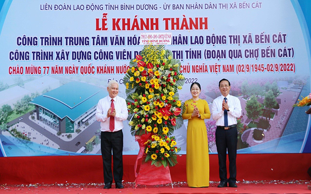 Đồng ch&amp;iacute; Nguyễn Văn Lợi - B&amp;iacute; thư Tỉnh ủy B&amp;igrave;nh Dương tặng hoa ch&amp;uacute;c mừng