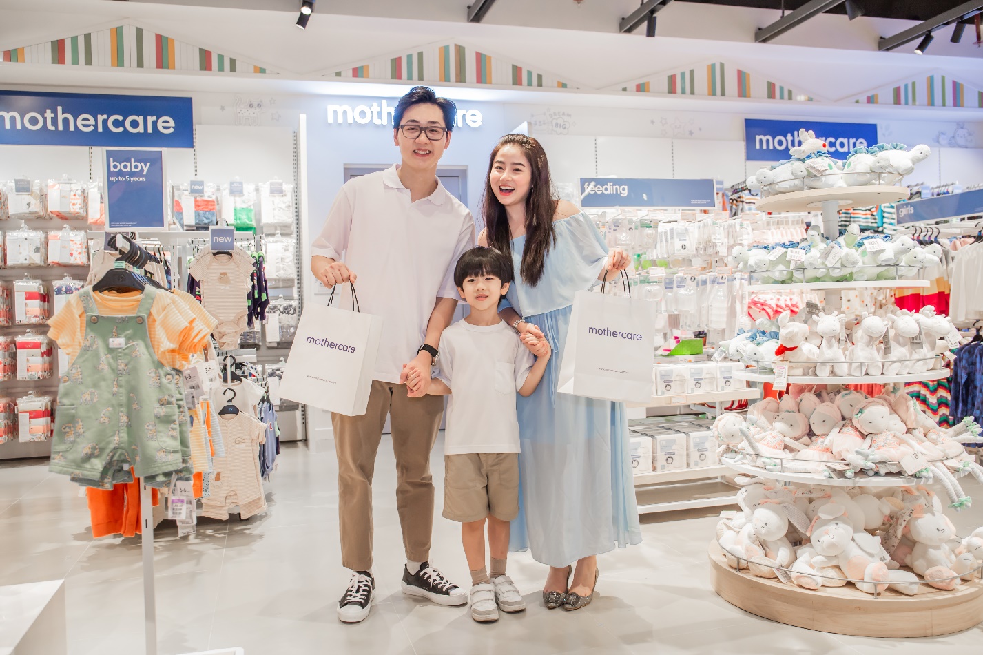 Gia đ&amp;igrave;nh bố Duy &amp;ndash; mẹ Nam Thương h&amp;agrave;o hứng trải nghiệm mua sắm tại cửa h&amp;agrave;ng Mothercare