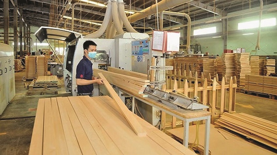 Xuất khẩu của c&amp;aacute;c doanh nghiệp gỗ Việt Nam sang thị trường Mỹ c&amp;oacute; xu hướng giảm do nước n&amp;agrave;y bắt đầu điều tra v&amp;agrave; giảm nhu cầu trong bối cảnh lạm ph&amp;aacute;t gia tăng.