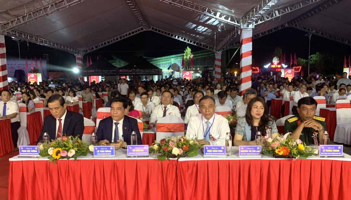 Tham dự lễ hội c&amp;oacute; &amp;ocirc;ng Phan Việt Cường - B&amp;iacute; thư tỉnh ủy, Chủ tịch HĐND tỉnh Quảng Nam  v&amp;agrave; nguy&amp;ecirc;n l&amp;atilde;nh đạo tỉnh Quảng Nam; c&amp;ugrave;ng l&amp;atilde;nh đạo c&amp;aacute;c Sở, ban, ng&amp;agrave;nh, đo&amp;agrave;n thể v&amp;agrave; l&amp;atilde;nh đạo c&amp;aacute;c huyện kết nghĩa; l&amp;atilde;nh đạo c&amp;aacute;c huyện gi&amp;aacute;p ranh