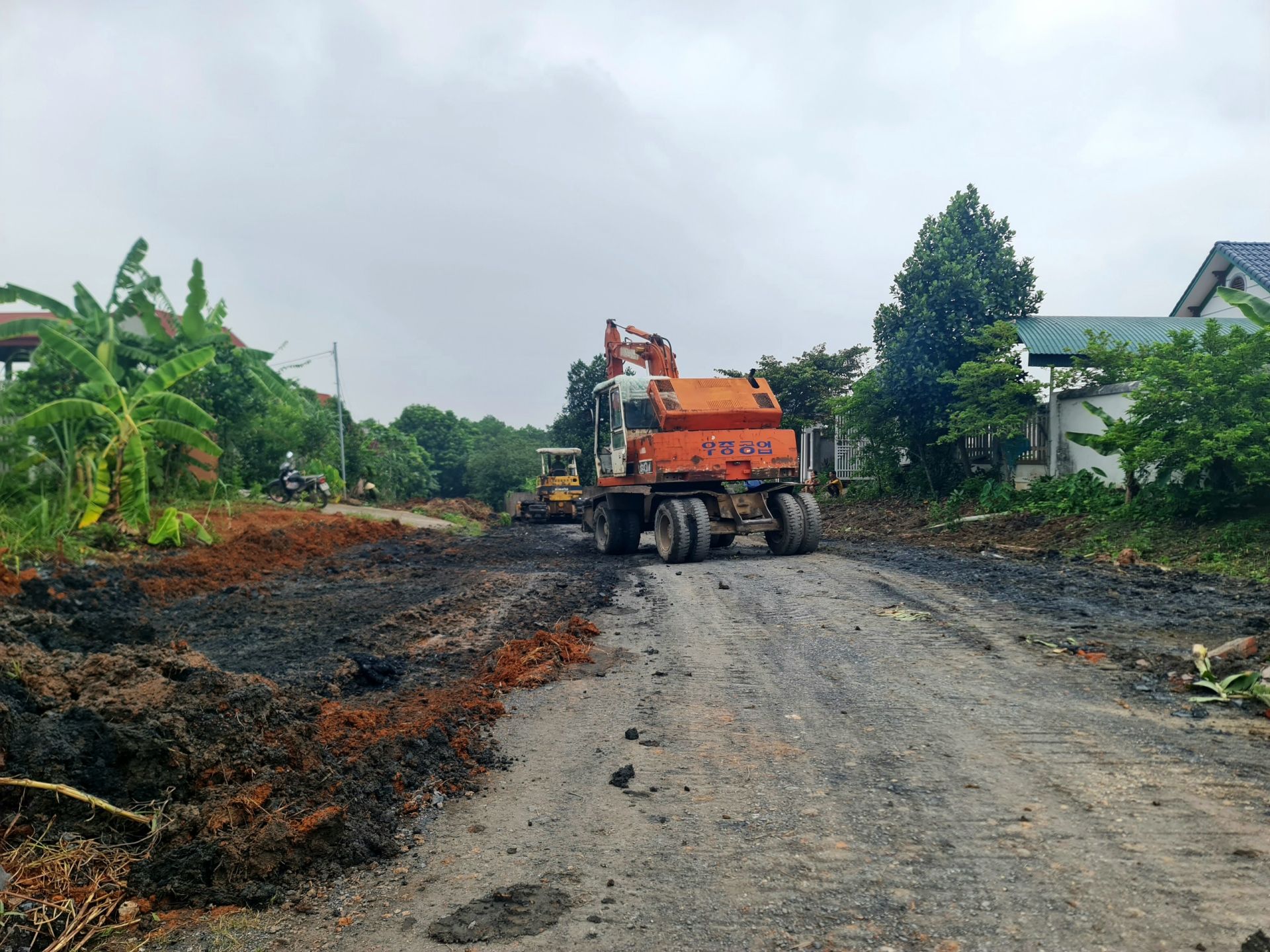 C&amp;aacute;c m&amp;aacute;y m&amp;oacute;c, phương tiện của đơn vị thi c&amp;ocirc;ng đ&amp;atilde; bắt đầu v&amp;agrave;o việc tại đầu tuyến (đoạn qua khu G&amp;ograve; , x&amp;atilde; Đi&amp;ecirc;u Lương)