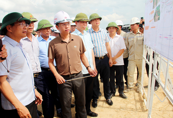 Bộ trưởng Bộ GTVT Nguyễn Văn Thắng v&amp;agrave; đo&amp;agrave;n c&amp;ocirc;ng t&amp;aacute;c nghe b&amp;aacute;o c&amp;aacute;o tiến độ dự &amp;aacute;n đoạn Diễn Ch&amp;acirc;u &amp;ndash; B&amp;atilde;i Vọt