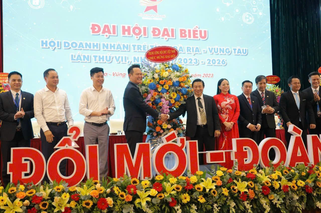 &amp;Ocirc;ng Đặng Hồng Anh, Ph&amp;oacute; Chủ tịch Hội Li&amp;ecirc;n hiệp Thanh ni&amp;ecirc;n Việt Nam, Chủ tịch Hội Doanh nh&amp;acirc;n trẻ Việt Nam, trao tặng hoa cho ban l&amp;atilde;nh đạo Hội Doanh nh&amp;acirc;n trẻ tỉnh B&amp;agrave; Rịa - Vũng T&amp;agrave;u nhiệm kỳ mới