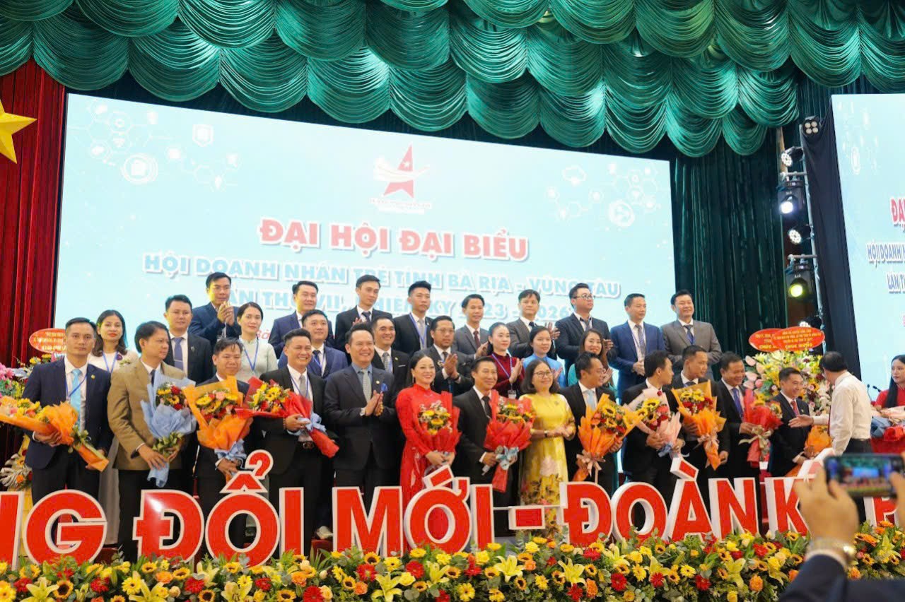 &amp;Ocirc;ng Đặng Hồng Anh &amp;ndash; Ph&amp;oacute; Chủ tịch Hội Li&amp;ecirc;n hiện thanh ni&amp;ecirc;n VN, Chủ tịch Hội DNT Việt Nam v&amp;agrave; &amp;ocirc;ng L&amp;ecirc; Ngọc Kh&amp;aacute;nh - Ph&amp;oacute; Chủ tịch UBND tỉnh B&amp;agrave; Rịa - Vũng T&amp;agrave;u l&amp;ecirc;n tặng hoa ch&amp;uacute;c mừng Ủy ban Hội nhiệm kỳ mới