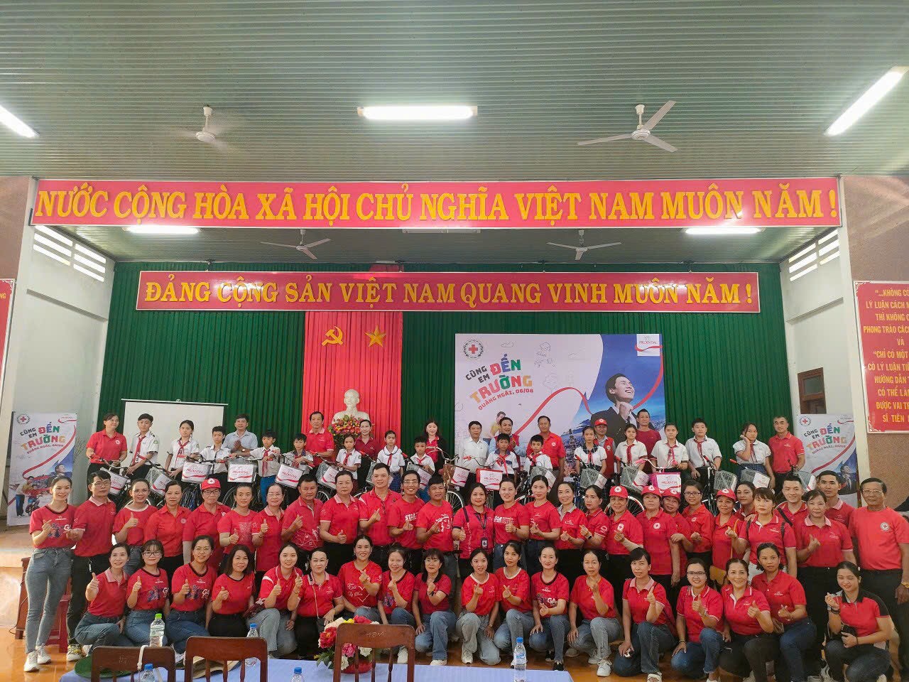 Hội Chữ thập đỏ tỉnh v&amp;agrave; C&amp;ocirc;ng ty TNHH Bảo hiểm nh&amp;acirc;n thọ Prudential Việt Nam nhằm hỗ trợ c&amp;aacute;c em học sinh c&amp;oacute; ho&amp;agrave;n cảnh kh&amp;oacute; khăn, tiếp tục đến trường v&amp;agrave; học tập tốt.