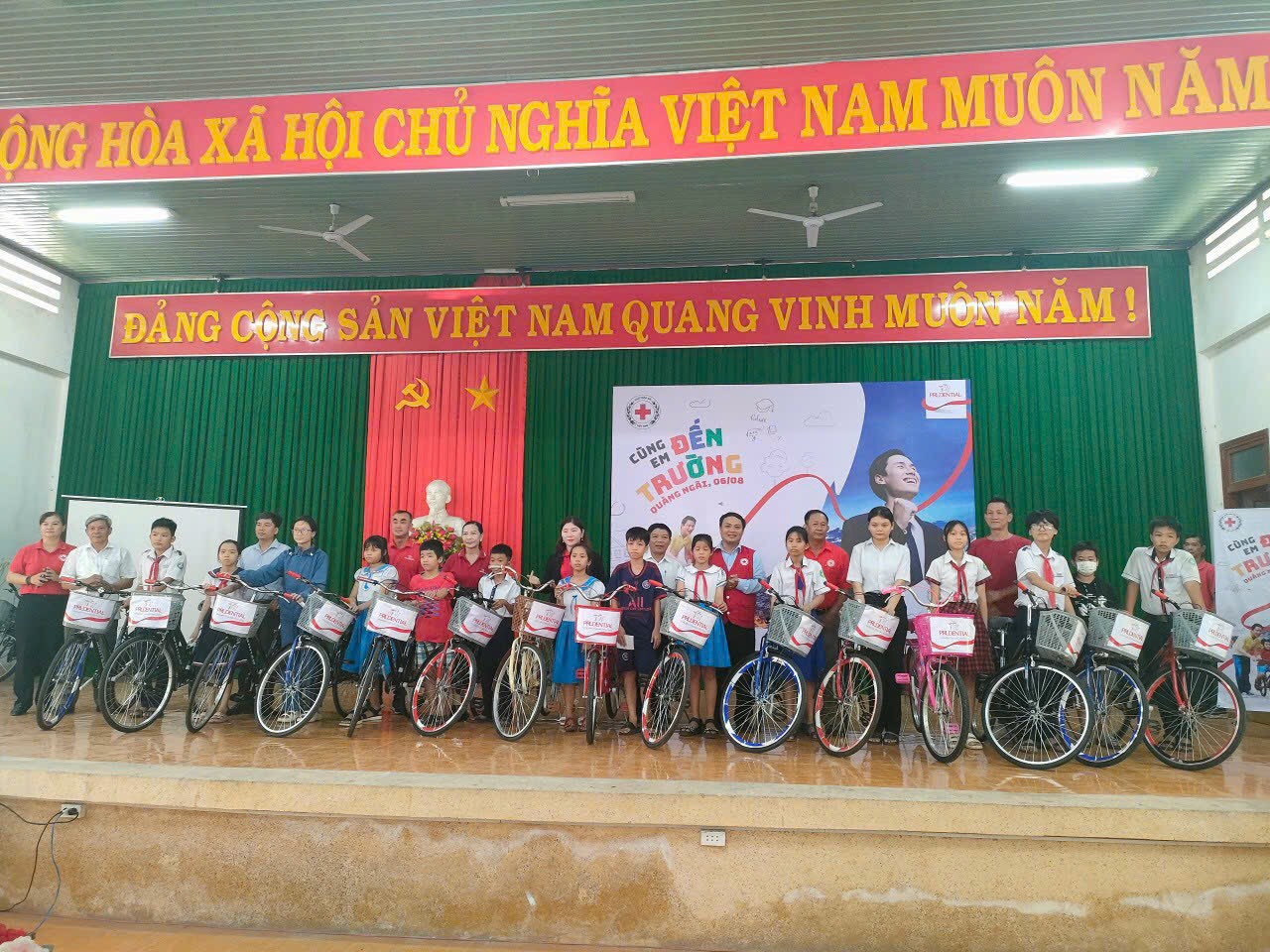 Chương tr&amp;igrave;nh &amp;ldquo;C&amp;ugrave;ng em đến trường - Trao học bổng cho c&amp;aacute;c em học sinh c&amp;oacute; ho&amp;agrave;n cảnh kh&amp;oacute; khăn.