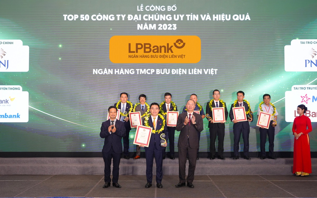 &amp;Ocirc;ng Hồ Nam Tiến &amp;ndash; Tổng Gi&amp;aacute;m đốc LPBank (ở giữa) nhận c&amp;uacute;p v&amp;agrave; chứng nhận từ Ban tổ chức