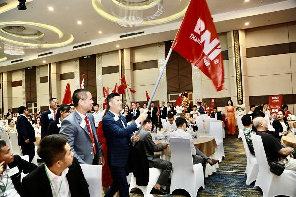 L&amp;aacute; cờ của c&amp;aacute;c Chapter tung bay mạnh mẽ tr&amp;ecirc;n s&amp;acirc;n khấu thể hiện sức mạnh, &amp;yacute; ch&amp;iacute;, đo&amp;agrave;n kết v&amp;agrave; th&amp;agrave;nh c&amp;ocirc;ng